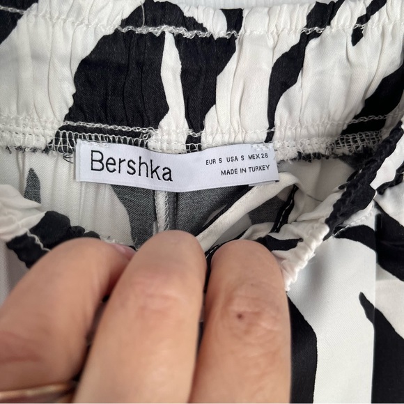 ⭐️Host Pick⭐️BERSHKA ELASTIC WAIST WIDE LEG SATIN TROUSERS - Picture 5 of 9